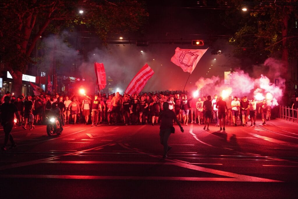 „Delije“ napravile haos u Českoj, policija na nogama!