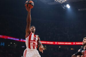DELIJE ZAPALILE ARENU! Igrači Fenerbahčea u šoku, Evroliga odmah reagovala! (VIDEO) CRVENA ZVEZDA VS FENERBAHCE BEOGRADSKA ARENA DELIJE EVROLIGA