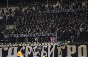 GROBARI ŽESTOKO ISPROZIVALI FUNKCIONERA PARTIZANA ZBOG ZVEZDE! Pogledajte reakciju funkcionera u loži! (VIDEO) GROBARI PORUKA UPRAVI ZBOG PREDRAGA MIJATOVIĆA 80. ROĐENDANA ZVEZDE