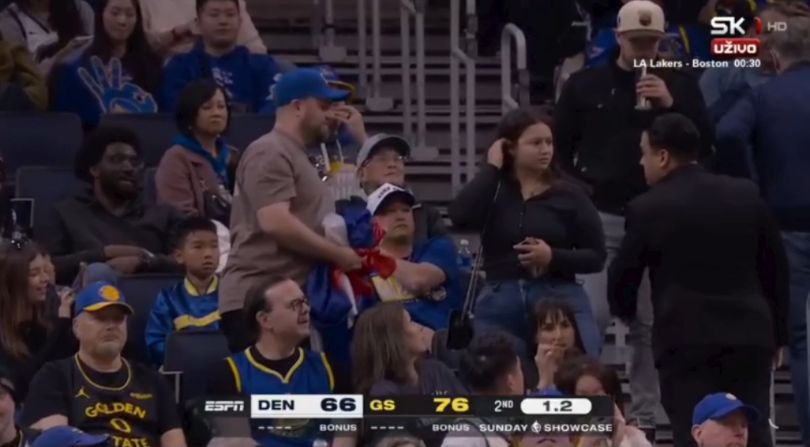 SKANDAL U NBA! Zastava Srbije nepoželjna tokom meča Nikole Jokića! (VIDEO) Zastava Srbije izbačena sa NBA meča
