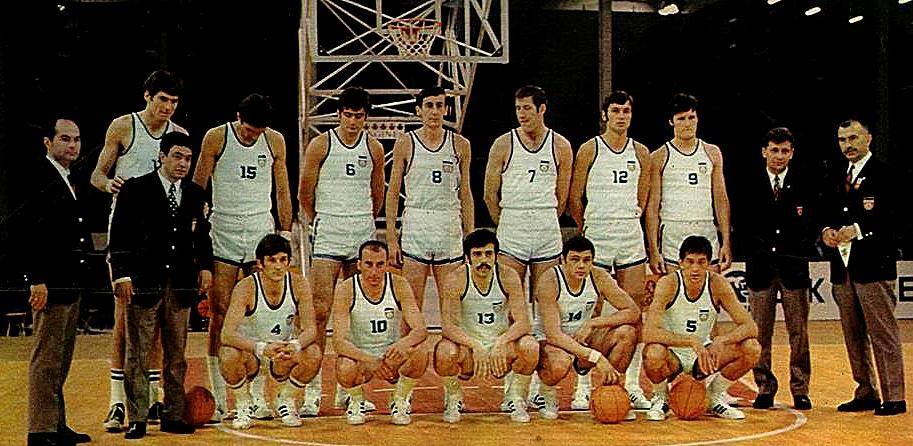 Reprezentacija Jugoslavije na Svetskom prvenstvu 1970. u Ljubljani – osvajači zlatne medalje: Ćosić, Skansi, Jelovac, Žorga, Rajković, Šolman, Kapičić, Tvrdić, Daneu, Plećaš, Čermak i Simonović sa selektorom Rankom Žeravicom.