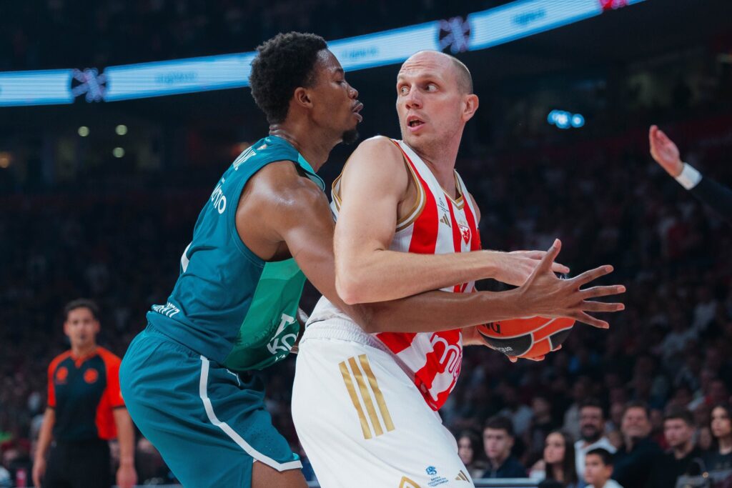 Izvor: KK Crvena zvezda / Crvena zvezda - Baskonija Mamadij Diakite i Dejan Davidovac