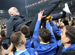 TOTALNI HIT! Evo šta prodaje navijač BIH da bi gledao reprezentaciju na Mundijalu! Izvor: NS BIH