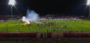 HAOS U SRPSKOM FUDBALU! Navijači upali na teren napali igrače!