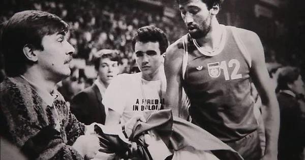 Vlade Divac-crno-bela fotografija
