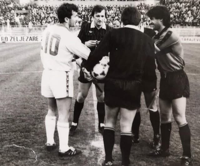Izvor: fb - Istorija ex yu fudbala / Čelik - Budućnost 1987, kapiteni Miodrag Đurđević i Dejan Savićević.