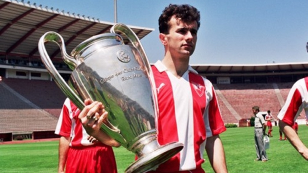 Majstor iznad sistema: Sveobuhvatna studija o fudbalskom geniju Dejana Savićevića Izvor: FK Crvena zvezda / Dejan Savičević 1991. godina