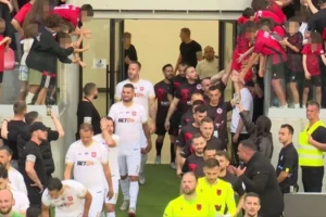 SKANDAL U TIRANI! Reprezentativci Srbije brutalno izvređani od strane albanska deca!