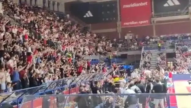 DELIJAMA PREKIPELO! Navijači Zvezde brutalno udarili na ključnog čoveka crveno-belih! (VIDEO)